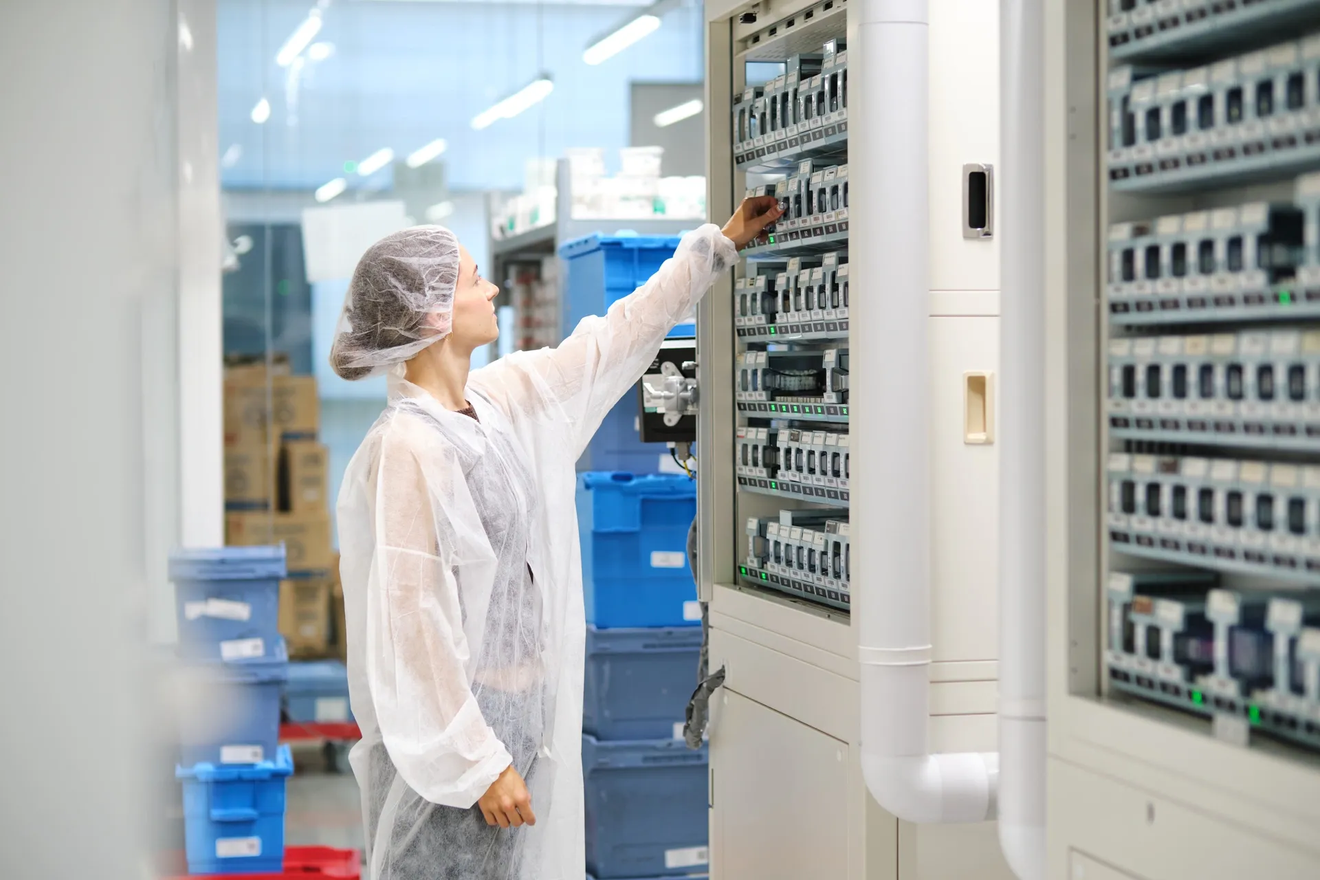 medewerker staat voor GDS machine