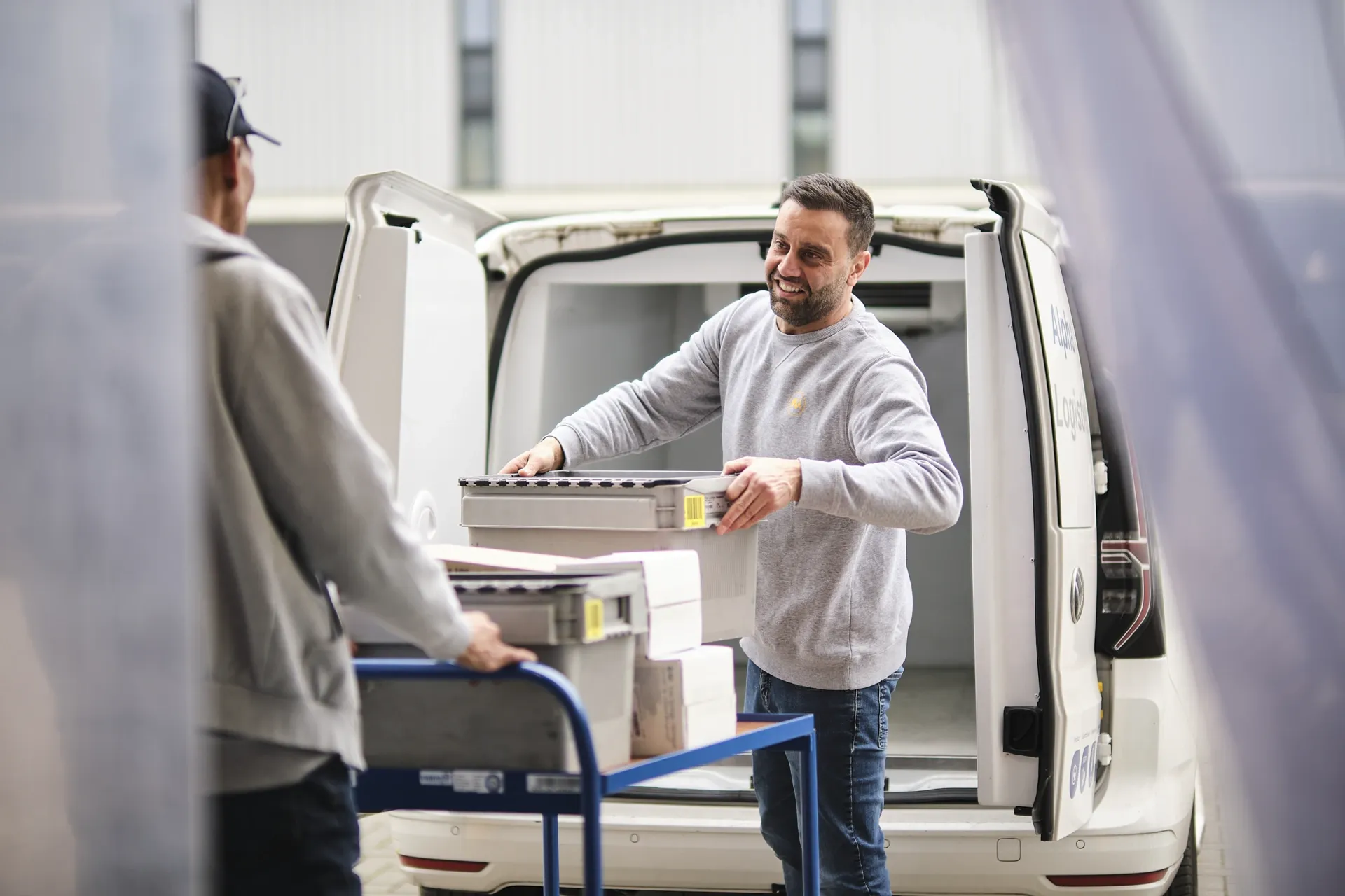 medewerker hub plaatst krat in bestelwagen