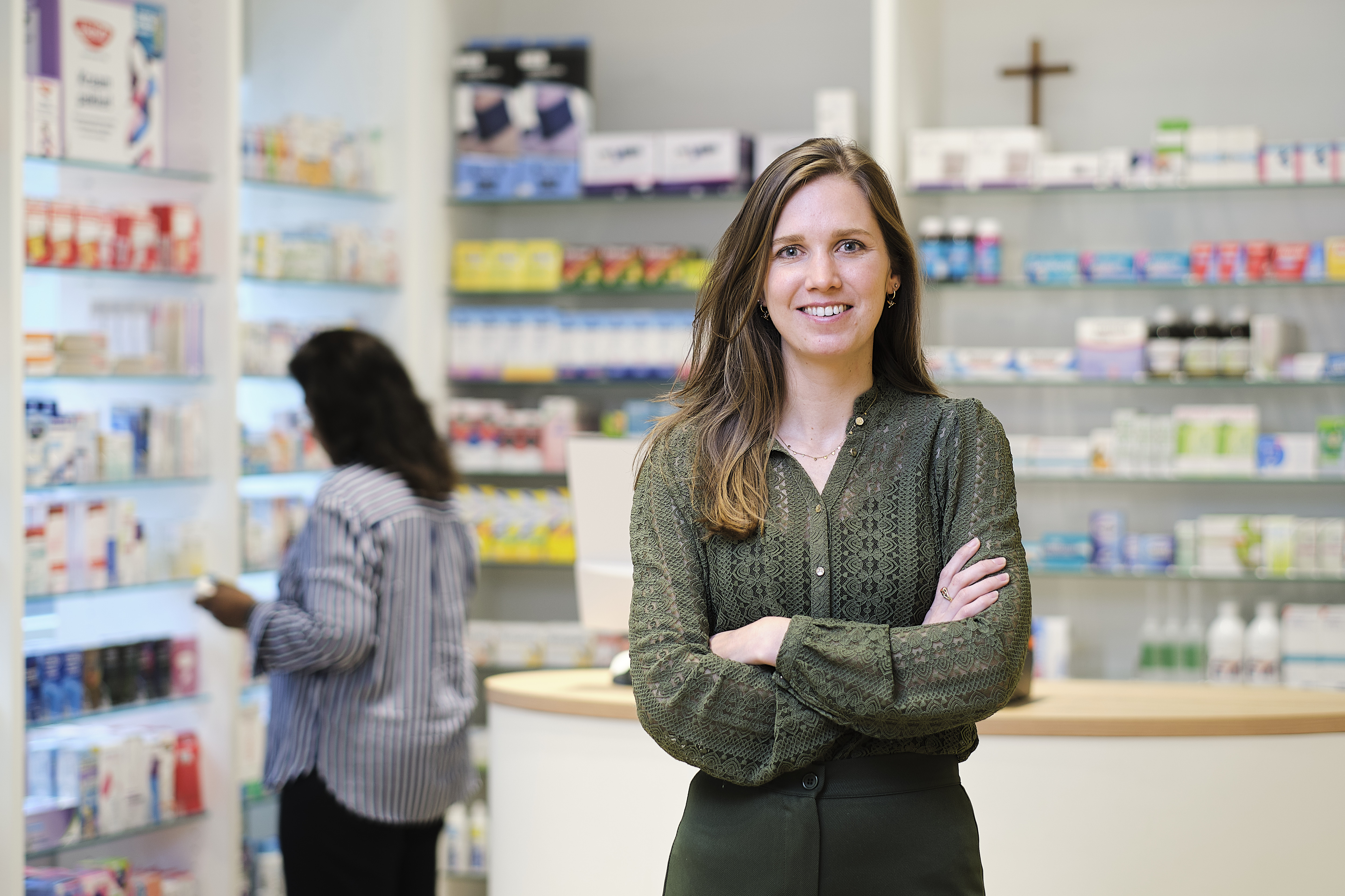 OCTA-apotheker poseert glimlachend in de apotheek