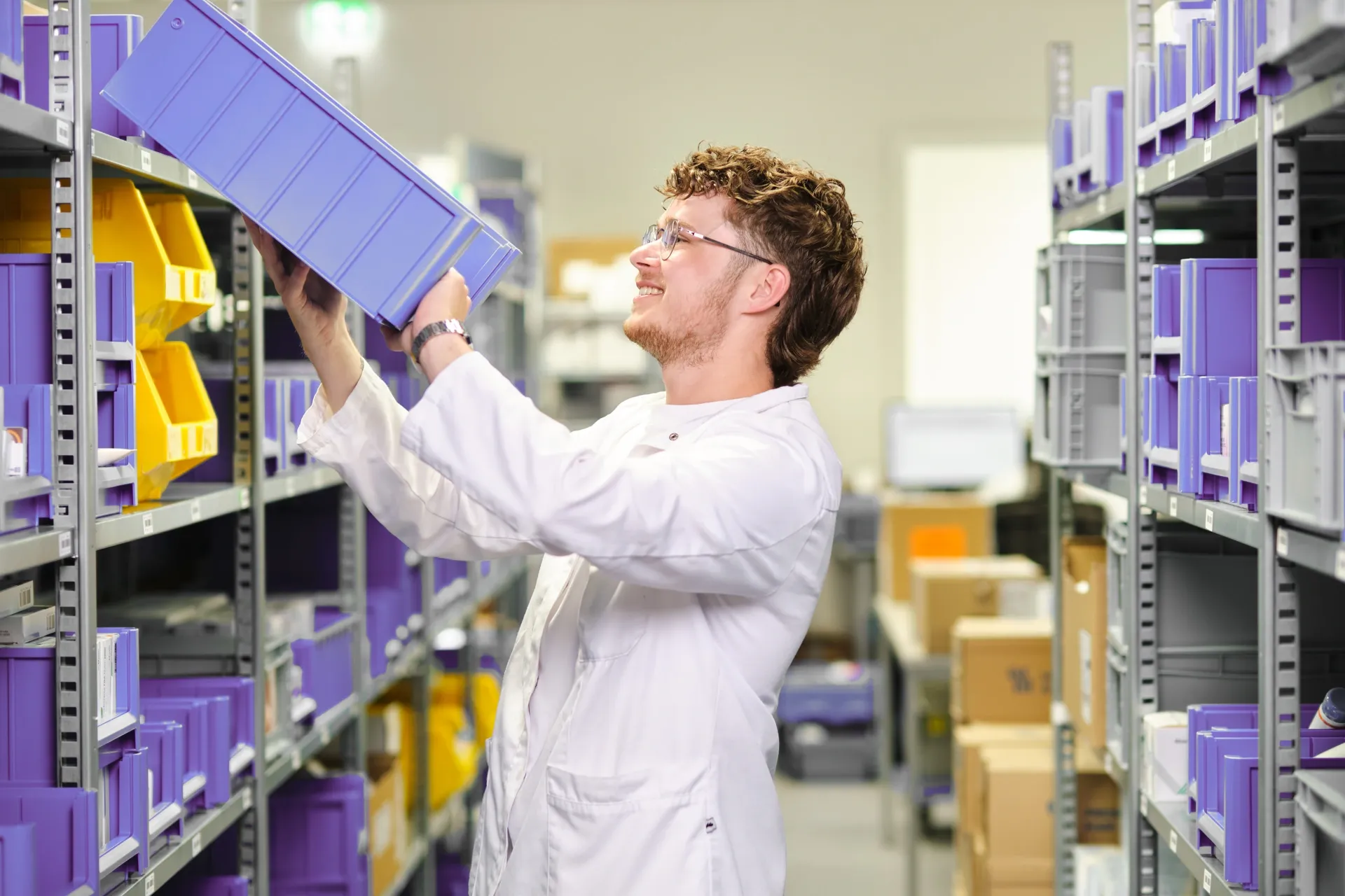 medewerker in verpakapotheek pakt een krat